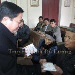 Đ/c Nguyễn Tất Thành – Chủ tịch UBND huyện thăm, tặng quà các vị linh mục và hộ giáo dân có hoàn cảnh khó khăn